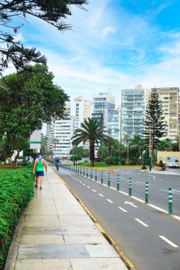 Miraflores bölgesinde bisiklet yolu ve kaldırım kenarında. Lima, Peru.