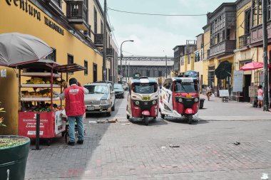 Lima, Peru - 02 Ocak 2022: Mototaxis başkentin merkezindeki tarihi caddelerde.