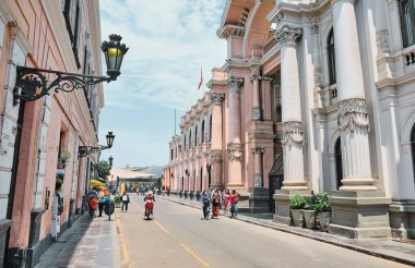 Lima, Peru - 02 Ocak 2022: Başkentin merkezindeki tarihi sokaklar.