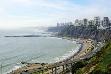 Lima, Peru. Miraflores bölgesindeki sahil manzarası.