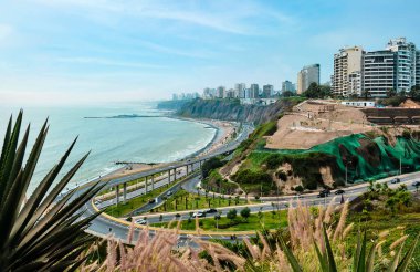 Lima, Peru. Miraflores bölgesindeki sahil manzarası.