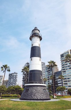 Lima, Peru 'daki Miraflores semtindeki konut binalarının arka planında La Marina Deniz Feneri.