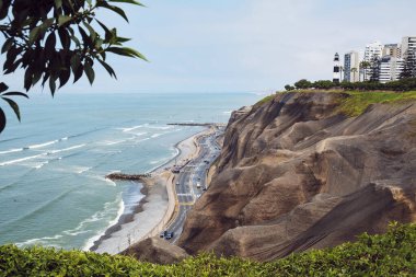 La Marina Deniz Feneri, Lima, Peru 'nun Miraflores bölgesinde bir tepede. Okyanuslu şehir manzarası.