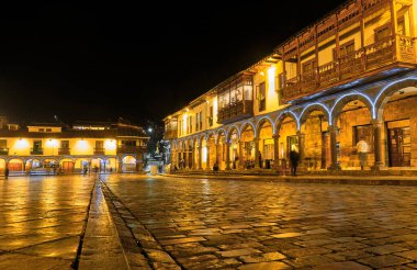 Gece şehir merkezinde eski bir mimari. Cusco, Peru.