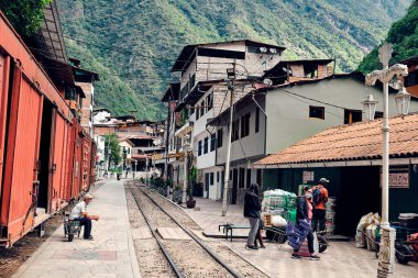 Aguas Calientes, Peru - 05 Ocak 2022: İnsanlar bir yük vagonunu boşaltıyor.