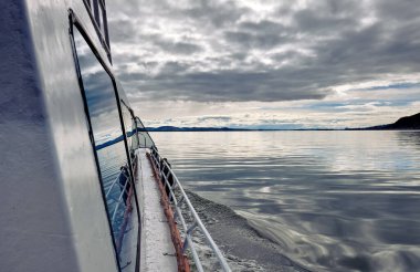 Peru 'da Puno yakınlarındaki Titicaca Gölü' ndeki bir tekneden manzara..