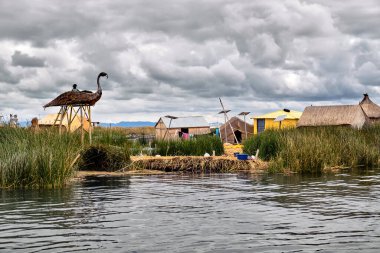 Titicaca Gölü 'ndeki Uros adalarındaki yerel binalar. Puno, Peru.