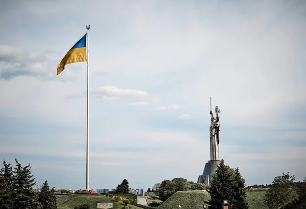 기념물은 우크라이나 키예프에 기념비적 신상이다 — 스톡 사진