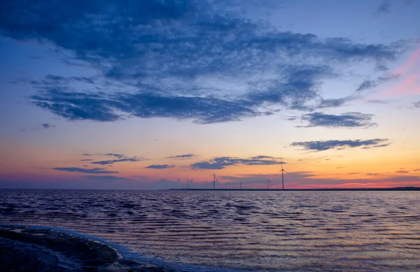 Gün Batımında Göl Kenarında Rüzgar Türbinleri Kherson Bölgesinde Güzel Bir — Stok fotoğraf