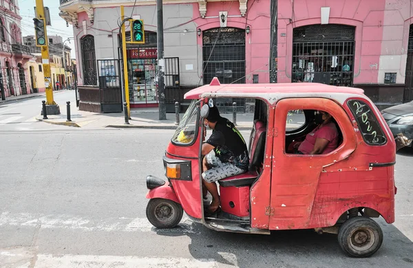 秘鲁利马 2022年1月2日 首都市中心古城街道上的出租车 — 图库照片