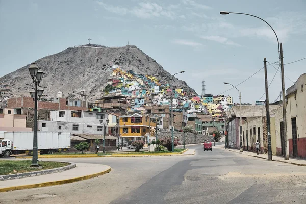 Lima Peru Janeiro 2022 Estrada Que Leva Morro Com Favelas — Fotografia de Stock