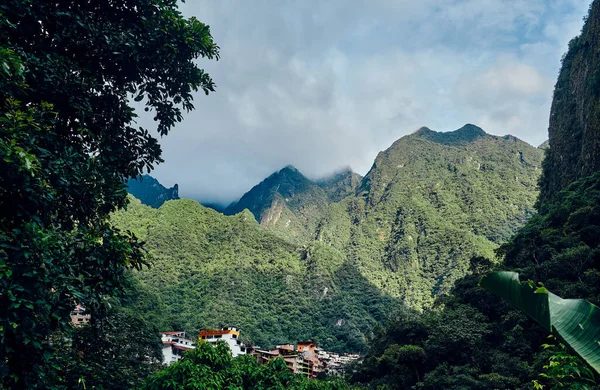 Miasto Wśród Zielonych Wysokich Gór Andyjskich Aguas Calientes Peru — Zdjęcie stockowe
