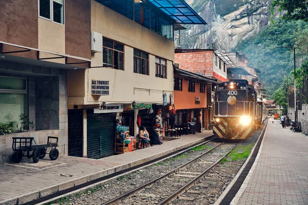 Aguas Calientes Peru Stycznia 2022 Pociąg Przejeżdża Przez Miasto Ulicy — Zdjęcie stockowe