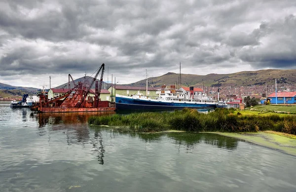 Stará Loď Pozadí Hor Jezeře Titicaca Přístavu Puno Peru — Stock fotografie
