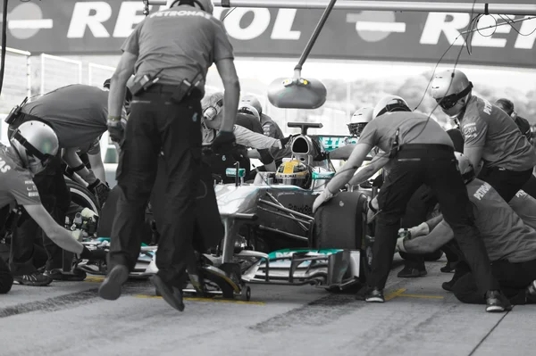 Lewis Hamilton - Merecedes F1 conductor y equipo de Pitstop — Foto de Stock