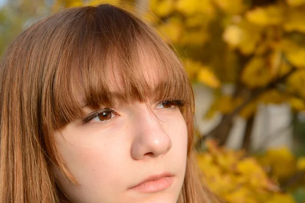 Mooi jong meisje met rood haar — Stockfoto