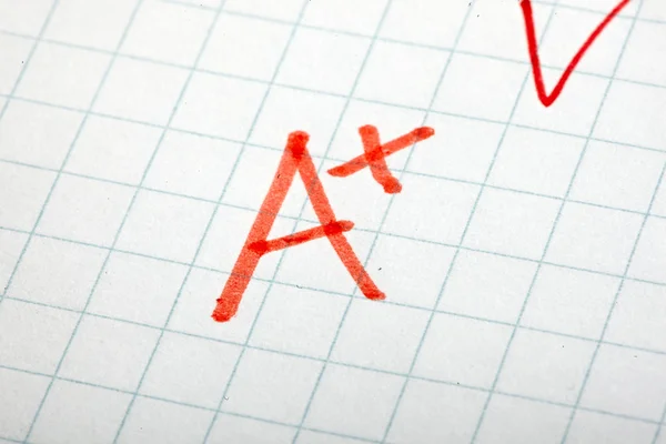 Valutazione di un esame di matematica istruzione scolastica — Foto Stock