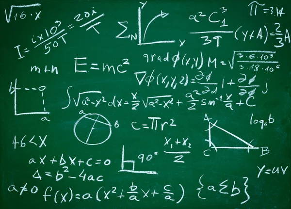 Formules mathématiques sur l'éducation au tableau noir scolaire — Photo