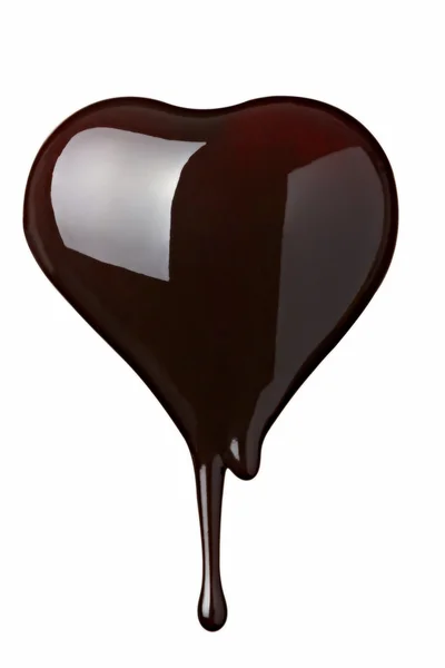 Шоколадный сироп просачивается любовь в форме сердца — стоковое фото