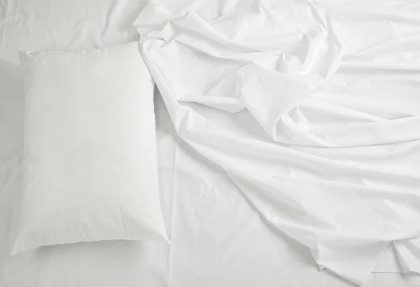 Sängkläder lakan och kudde sova säng — Stockfoto