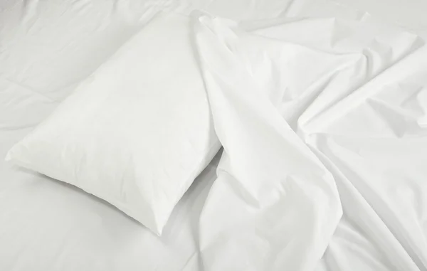 Φύλλα κλινοστρωμνής και μαξιλάρι ύπνου κρεβάτι — Φωτογραφία Αρχείου