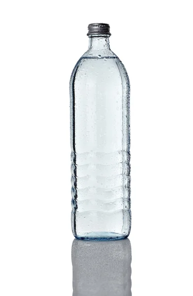 Wasser in Glasflaschen trinken — Stockfoto