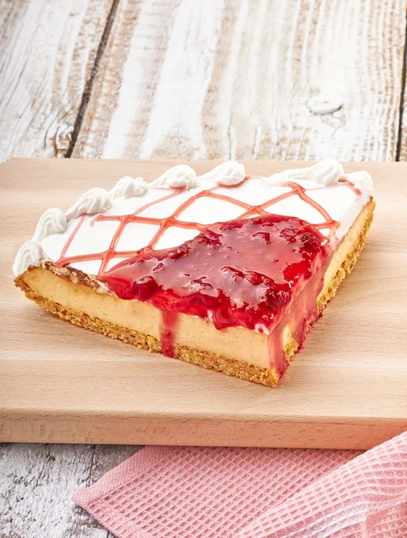 Kuchenstück auf Teller — Stockfoto