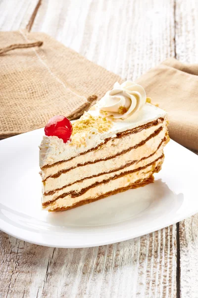 Pedaço de bolo no prato — Fotografia de Stock