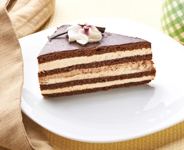 Pedazo de pastel en el plato —  Fotos de Stock