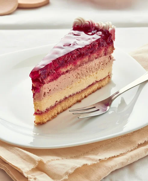 Pièce de gâteau sur assiette — Photo