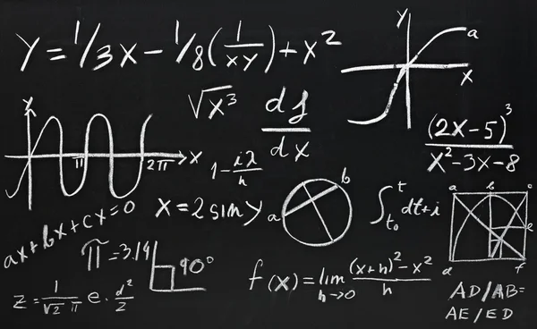 Primer plano de las fórmulas matemáticas en una pizarra — Foto de Stock