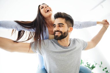 Kadın çift, mutlu erkek, genç erkek, birlikte romantik erkek arkadaş, sırtımda taşıyorum.