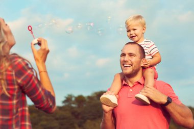 Çocuk ailesi açık havada anne baba oğul mutlu bir yaşam tarzı sabun köpüğü.