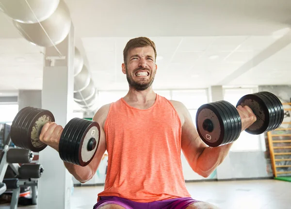 Tělocvična sport fitness cvičení životní styl sportovec zdravotní trénink posilování síla tělo cvičení člověk — Stock fotografie