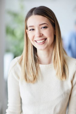 Genç kadın portresi gülümseyen güzel kadın mutlu ve çekici.