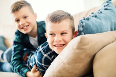 Çocuk kardeş arkadaş gülerek eğleniyor. Mutlu çocuk çocukluğu birlikte arkadaşlık.