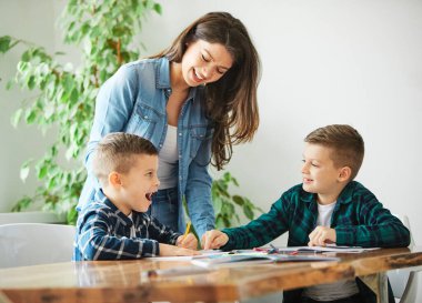 Ödevler eğitim anne çocuklar aile çocuk öğretmenliği sınıfı
