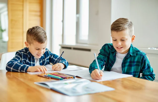 Niño niño tarea escuela educación aula estudio infancia hogar niño estudiante aprendizaje escritura — Foto de Stock