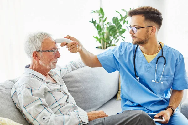 Virüs hemşiresi, termometre dijital sıcaklık, tıbbi yaşlı tıp hastalıkları, ateş gribi.