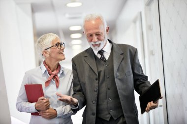 Üst düzey işçiler ofis iletişimini konuşuyor.