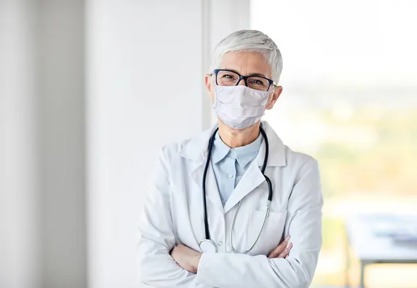 Mujer médico senior hospital medicina cuidado de la salud virus máscara protección corona epidemia coronavirus — Foto de Stock