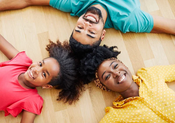 Παιδί κόρη οικογένεια ευτυχισμένη μητέρα πατέρας πάτωμα ξαπλωμένη διασκέδαση μαζί κορίτσι χαρούμενη ομάδα ομαδική εργασία σπίτι μαύρο — Φωτογραφία Αρχείου