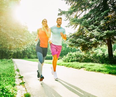 Fitness kadın parkı spor yaşam tarzı spor sağlıklı çiftler aktif genç formda sporcu