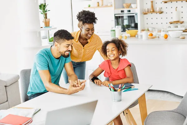 Παιδί οικογένεια γυναίκα σπίτι ευτυχισμένος άνθρωπος πατέρας μητέρα lifestyle ευτυχία κόρη μαζί γονέας αγάπη συγκόλληση χαρούμενη διασκέδαση τραπέζι — Φωτογραφία Αρχείου
