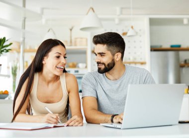 Diz üstü bilgisayarlı kadın çift bilgisayar teknolojisi genç birlikte yaşam tarzı mutlu ev aşkı kullanıyor