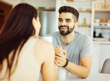 Kadın erkek çift aşk hakkında konuşuyor genç kız yaşam tarzı erkek arkadaş birlikte gülümsüyor kız arkadaş romantik kafe
