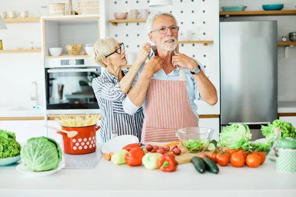 Любовь кухня пожилая женщина мужчина пара дома на пенсию счастливая еда улыбается муж жена вместе человек — стоковое фото