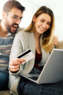 İnternetten alışveriş yapan çiftin kredi kartı.
