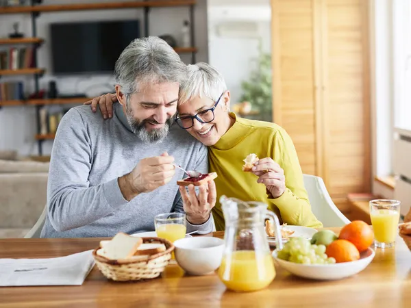 Завтрак для пожилых пар — стоковое фото