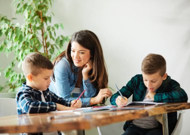 Ödevler eğitim anne çocuklar aile çocuk öğretmenliği sınıfı